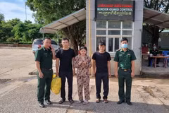 Y Liên đưa đưa về cửa khẩu Mộc Bài tỉnh Tây Ninh. (Ảnh: TTXVN phát)