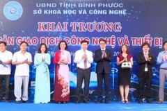 Lãnh đạo tỉnh Bình Phước và Bộ Khoa học và Công nghệ thực hiện nghi thức khai trương Sàn giao dịch công nghệ và thiết bị tỉnh Bình Phước. (Ảnh: TTXVN phát)