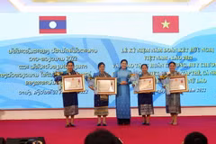 Bà Hà Thị Nga, Ủy viên Trung ương Đảng, Chủ tịch Hội Liên hiệp Phụ nữ Việt Nam trao tặng Huân chương, Huy chương cho các tập thể, cá nhân Hội Liên hiệp Phụ nữ Lào. (Ảnh: Trần Lê Lâm/TTXVN)