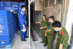 Lực lượng chức năng khai quật hệ thống mương thoát nước trong khuôn viên công ty. (Ảnh: TTXVN phát)