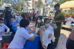 Tiêm vaccine phòng COVID-19 cho người dân trên địa bàn thành phố Bà Rịa. (Ảnh: Hoàng Nhị/TTXVN)