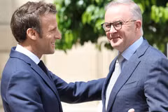 Tổng thống Pháp Emmanuel Macron và Thủ tướng Australia Anthony Albanese. (Nguồn: smh.com.au)