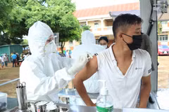 Tiêm lưu động vaccine phòng COVID-19 cho người dân. (Ảnh: Tuấn Anh/TTXVN)