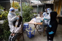 Xét nghiệm sàng lọc các đối tượng ở tỉnh Tuyên Quang. (Ảnh: Nam Sương/TTXVN)