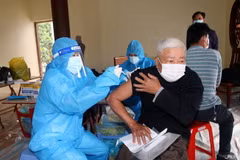 Tiêm vaccine mũi 3 phòng COVID-19 cho người dân phường Châu Sơn, thành phố Phủ Lý. (Ảnh: Nguyễn Chinh/TTXVN)
