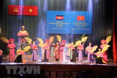 Tiết mục văn nghệ tại Lễ kỷ niệm 55 năm thiết lập quan hệ ngoại giao Việt Nam-Campuchia. (Ảnh: Thanh Vũ/TTXVN)
