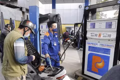 Mua, bán xăng tại cửa hàng kinh doanh xăng, dầu trên phố Trần Quang Khải theo giá niêm yết mới. (Ảnh: Trần Việt/TTXVN)