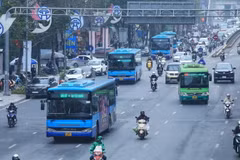 Các xe buýt vào đón, trả khách tại trạm chờ trên đường Nguyễn Trãi. (Ảnh: Tuấn Anh/TTXVN)