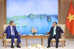 Thủ tướng Phạm Minh Chính tiếp ông John Kerry, Đặc phái viên của Tổng thống Mỹ về biến đổi khí hậu. (Ảnh: Dương Giang/TTXVN)