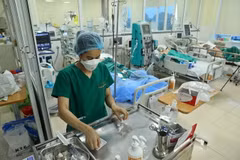 Nhân viên y tế chăm sóc, điều trị cho bệnh nhân COVID-19 nặng. (Ảnh: Minh Quyết/TTXVN)