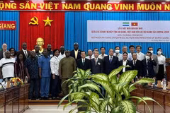 Tổng thống nước Cộng hòa Sierra Leone Julius Maada Bio cùng Đoàn đại biểu cấp cao nước Cộng hòa Sierra Leone chụp hình chung với lãnh đọa tỉnh An Giang. (Ảnh: Công Mạo/TTXVN)