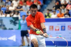 Tay vợt Lý Hoàng Nam (Việt Nam) thắng 2-0 trận bán kết nội dung đơn nam môn Quần vợt SEA Games 31. (Ảnh: Thế Duyệt/TTXVN)
