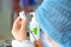 Chuẩn bị vaccine phòng COVID-19 để tiêm cho trẻ em. (Ảnh: Văn Dũng/TTXVN)