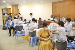 Cán bộ, công chức, viên chức và người lao động tiêm vaccine mũi nhắc lại trong ngày phát động. (Ảnh: Minh Quyết/TTXVN)