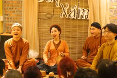 Nghệ thuật hát xẩm đang được một số bộ phận giới trẻ ngày càng yêu thích. (Ảnh: Tuấn Hùng/Vietnam+)