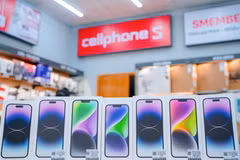 iPhone 14 đang 'sập giá' tại các đại lý kinh doanh. (Ảnh: PV/Vietnam+)
