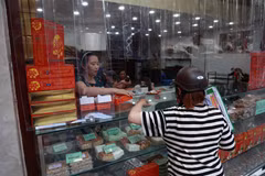 Nhiều doanh nghiệp kinh doanh bánh Trung Thu bắt đầu rịch rịch đón khách. (Ảnh: Minh Hiếu/Vietnam+)