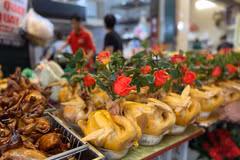 'Gà ngậm hoa hồng' giá nửa triệu đồng đắt hàng ngày Rằm tháng Giêng