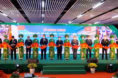 Cắt băng khánh thành Tuyến đường đắt đô thị đầu tiên tại Hà Nội. (Ảnh: Minh Hiếu/Vietnam+)
