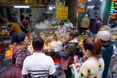 [Photo] 'Chợ nhà giàu' Hà Nội tấp nập trong ngày Rằm tháng Giêng