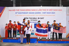Lễ trao huy chương bộ môn bi sắt SEA Games ở nội dung đôi hỗn hợp, bộ ba hỗn hợp nam nữ. (Ảnh: Minh Hiếu/Vietnam+)