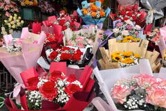 Thị trường hoa tươi bắt đầu sôi động, giá tăng cao trước thềm lễ 8/3. (Ảnh: Minh Hiếu/Vietnam+)