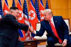Tổng thống Mỹ Donald Trump và nhà lãnh đạo Kim Jong-un tại Nhà Hoà bình. (Ảnh: CNN) 