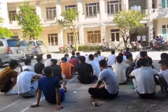 Các đối tượng sử dụng ma tuý tập trung tại cơ quan công an.