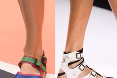 Những đôi sandals đế bằng mang phong cách thể thao khỏe khoắn, năng động hứa hẹn sẽ làm mưa làm gió khắp các đường phố mùa Hè này.