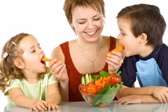 Dạy trẻ đọc nhãn thực phẩm để ăn uống lành mạnh, chống béo phì