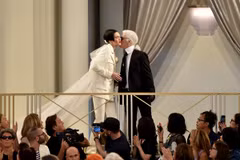 Kendall Jenner xuất hiện cuối show Haute Couture Thu Đông 2015 của Chanel.