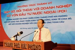 Thường trực Thành ủy Hải Phòng gặp gỡ, đối thoại với doanh nghiệp có vốn đầu tư nước ngoài (Ảnh: Hoàng Ngọc/TTXVN)