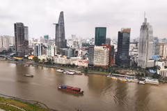 Khu vực trung tâm Thành phố Hồ Chí Minh bên sông Sài Gòn nhìn từ khu đô thị Thủ Thiêm. (Ảnh: Hồng Đạt/TTXVN)