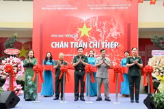 Nghi lễ cắt băng khai mạc Triển lãm. (Ảnh: Xuân Khu/TTXVN)