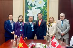 Chủ nhiệm Ủy ban Đối ngoại Vũ Hải Hà (người thứ 3 từ trái sang) gặp gỡ và trao đổi cùng ngài Yuen Pau Woo, Thượng nghị sỹ Canada. (Ảnh: Đỗ Bá Thành/TTXVN)