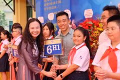 Nhà giáo Ưu tú Nguyễn Thị Thu Hà, Hiệu trưởng trường THCS Trưng Vương, quận Hoàn Kiếm, chào đón học sinh lớp 6 trong lễ khai giảng năm học 2024-2025. (Ảnh: Thanh Tùng/TTXVN)