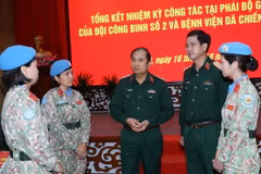 Thượng tướng Phùng Sĩ Tấn trao đổi với các nữ sỹ quan bên lề hội nghị. (Ảnh: Trọng Đức/TTXVN)