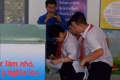 Các bạn nhỏ thực hiện phân loại rác. (Ảnh: Văn Dũng/TTXVN)