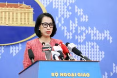Người phát ngôn Bộ Ngoại giao Phạm Thu Hằng trả lời câu hỏi của phóng viên trong nước và quốc tế. (Ảnh: Phạm Kiên/TTXVN)