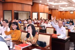 Các đại biểu thông qua Nghị quyết xác nhận kết quả lấy phiếu tín nhiệm đối với các chức danh do Hội đồng Nhân dân Thành phố Hồ Chí Minh bầu. (Ảnh: Xuân Khu/TTXVN)
