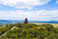 Tháp Bánh Ít nằm trên một ngọn đồi tại thôn Đại Lễ, xã Phước Hiệp, huyện Tuy Phước, tỉnh Bình Định. (Ảnh: Minh Đức/TTXVN)