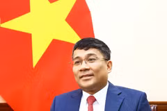Thứ trưởng Thường trực Bộ Ngoại giao Nguyễn Minh Vũ trả lời phỏng vấn các cơ quan thông tấn, báo chí. (Ảnh: Lâm Khánh/TTXVN)