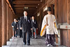 Cựu Bộ trưởng Quốc phòng Seishiro Eto (trái, hàng đầu) cùng các nhà lập pháp viếng đền Yasukuni ngày 15/8. (Nguồn: AFP/TTXVN)