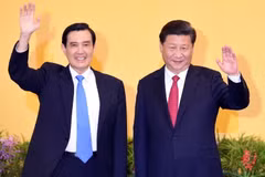 Chủ tịch Trung Quốc Tập Cận Bình (phải) và người đứng đầu chính quyền vùng lãnh thổ Đài Loan Mã Anh Cửu. (Nguồn: AFP/TTXVN)