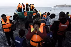 Người di cư tới đảo Lesbos của Hy Lạp sau hành trình vượt biển Aegean từ Thổ Nhĩ Kỳ ngày 10/11. (Nguồn: AFP/TTXVN)