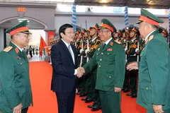  Chủ tịch nước Trương Tấn Sang với các cán bộ lãnh đạo Tổng cục Tình báo Quốc phòng. (Ảnh: Nguyễn Khang/TTXVN)