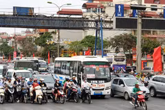 Nhiều tuyến đường thủ đô Hà Nội rơi vào cảnh ùn tắc cục bộ khi người dân trở về sau kỳ nghỉ Tết Nguyên đán. (Ảnh: Việt Hùng/Vietnam+)