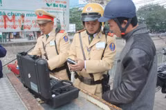 Cảnh sát giao thông tiến hành đo nồng độ cồn. (Ảnh: Việt Hùng/Vietnam+)