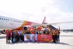 Những hành khách trên đường bay quốc tế đến thành phố Đà Nẵng của hãng hàng không Vietjet. (Ảnh: CTV/Vietnam+)