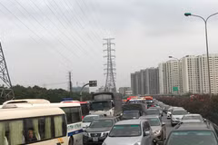 Nút giao cửa ngõ Pháp Vân ken ùn tắc cục bộ, các xe nhích từng mét do tuyến đường cao tốc đang triển khai thi công mở rộng 4 làn. (Ảnh: Việt Hùng/Vietnam+)